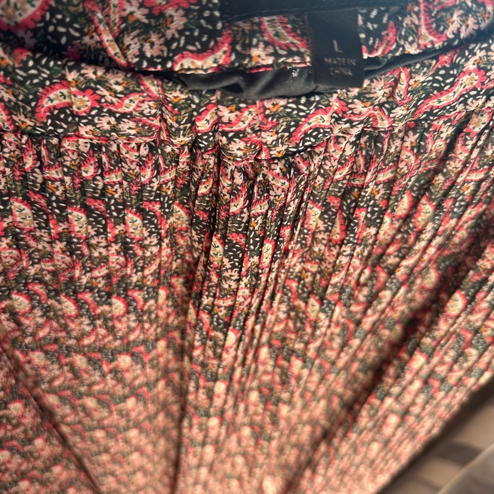 Banana Republic: Never worn. Flowy Skirt.